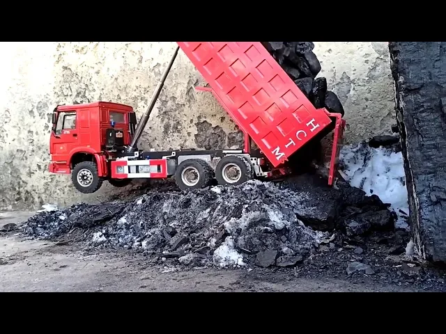 自製遙控車,重卡拖頭rc模型,拉的這車煤炭太重了,卸貨車頭都翹起了